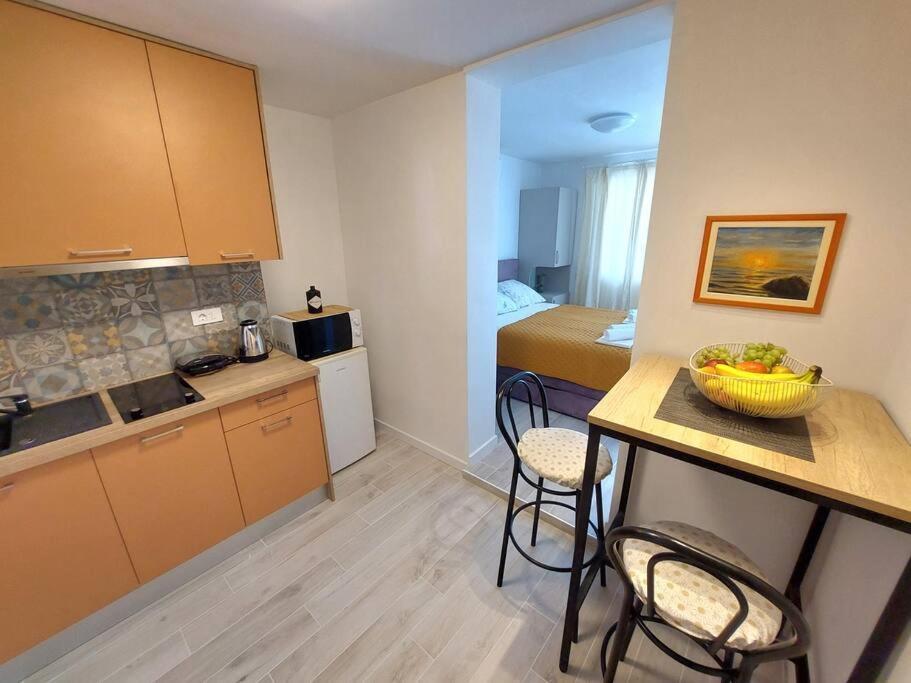 City Beach Apartment Макарска Экстерьер фото