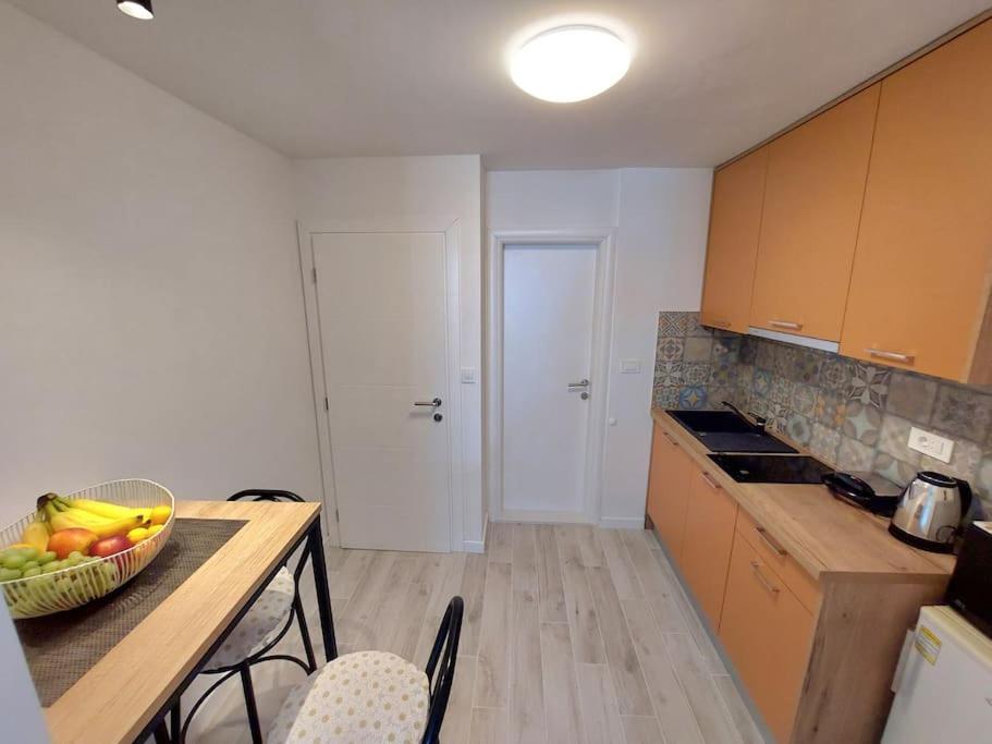 City Beach Apartment Макарска Экстерьер фото
