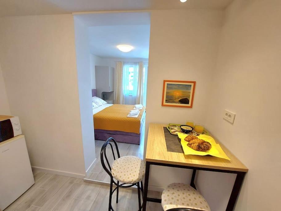 City Beach Apartment Макарска Экстерьер фото